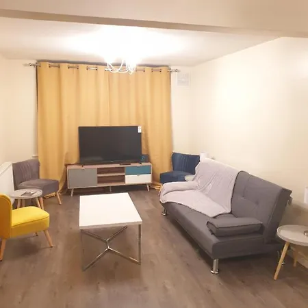 A Modern North Stylish 3 Bedroom 4 Bed House By Be More Homely Serviced & Will Sleep 6 Free Parking & Wifi Holiday home Birmingham