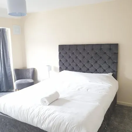 A Modern North Stylish 3 Bedroom 4 Bed House By Be More Homely Serviced & Will Sleep 6 Free Parking & Wifi * Birmingham